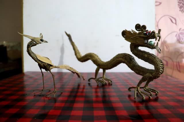 刘师傅是一位特别有思想的人,他不会固步自封。杭州每两年会举行一次工编展,而刘师傅一定会到场参观。这样可以突破自己的思想,还可以学习到别人的技艺。他一直对自己的要求是:手工品要像,要精细,一定要做到外行人看到时,会认出是什么动物。