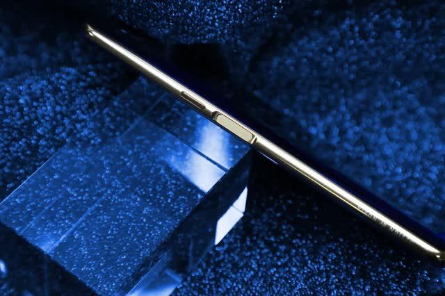 努比亚X海光蓝图赏 息屏显示与曲面机身美的结