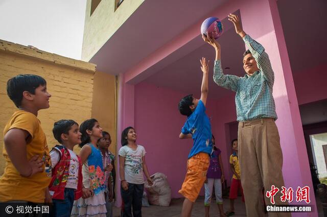 印度8岁男孩身高近两米 遗传父母优良基因