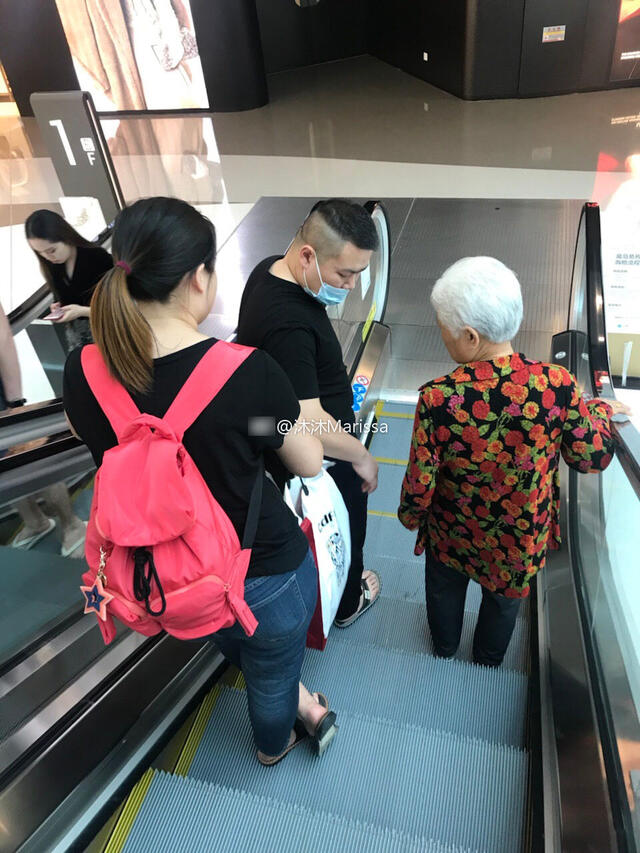 岳云鹏出轨风波后首现身 携妻母逛街好温馨