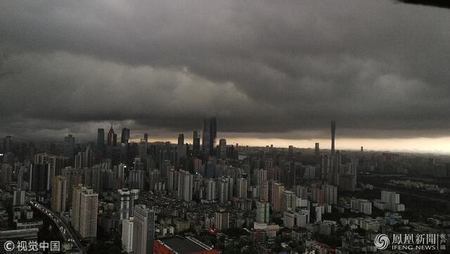 广州迎暴雨 黑云压城一线天