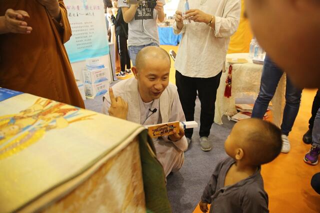 两个和尚九华山佛博会寻宝 偶遇最萌小和尚