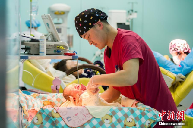 山西90后男助产士一年接生200余名婴儿