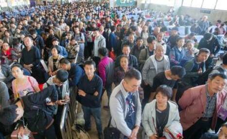 在火车站等候检票的旅客们