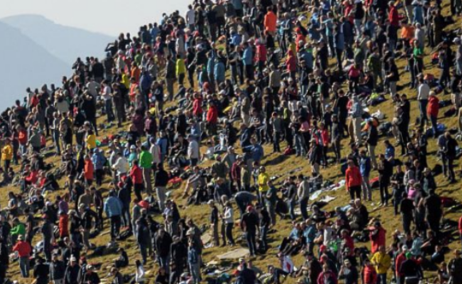 民众簇拥山头看军演