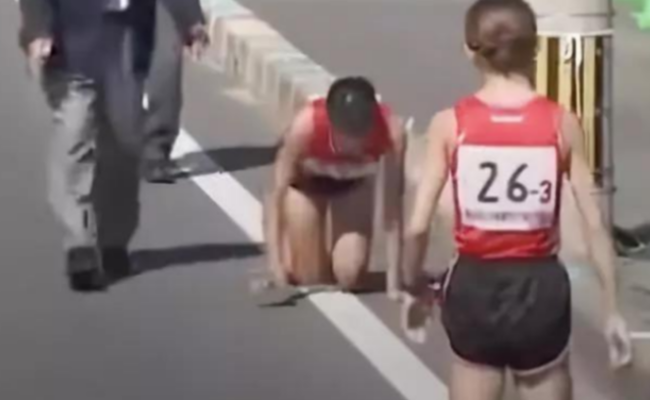 19岁女马拉松选手骨折后跪爬到终点