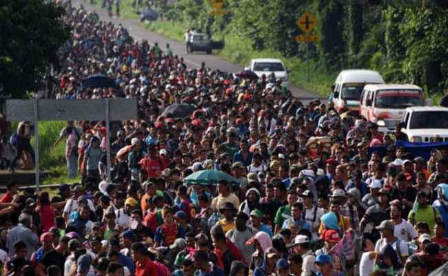 中美洲移民排长龙步行前往美国