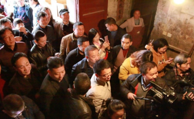 农民藏酒12年2000斤卖8万 引众人围观