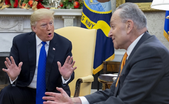 特朗普当记者面与民主党领袖激烈争吵