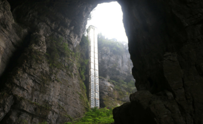 重庆：悬崖边上建电梯