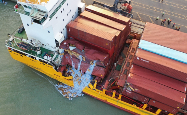 广州：万吨货轮撞上千吨货轮