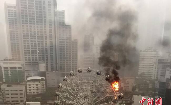 游乐园摩天轮着火 座舱悬空熊熊燃烧
