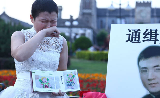 女子患病遭婆家拿救命钱举家逃跑 穿婚纱街头“通缉丈夫”