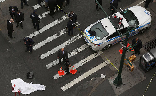 纽约警方击毙持刀杀人男子现场