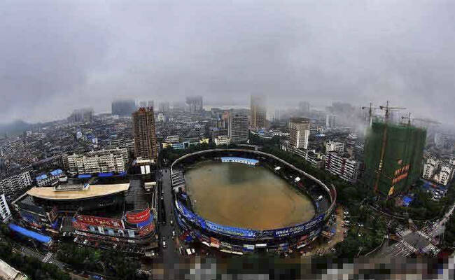 湖北：体育场被暴雨“灌满”