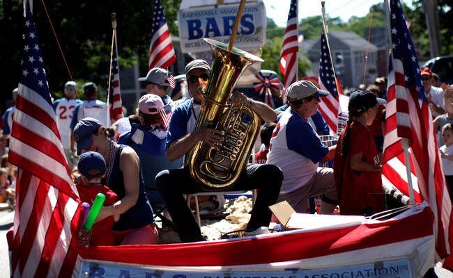 美国民众举行独立日游行