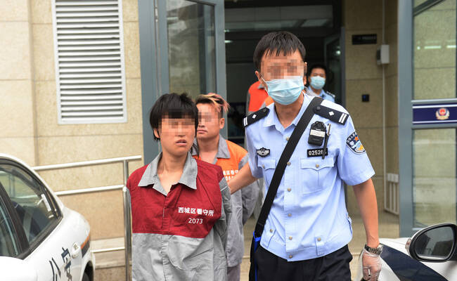 流浪女持铁链抽死男子 骑行70公里逃跑被捕