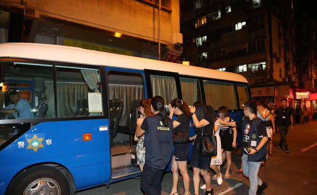 澳门警方深夜扫黄现场