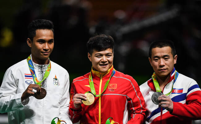 朝鲜运动员举重时的台下朝鲜高官崔龙海