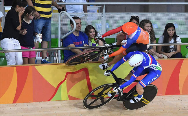 自行车选手连人带车被挤上看台瞬间