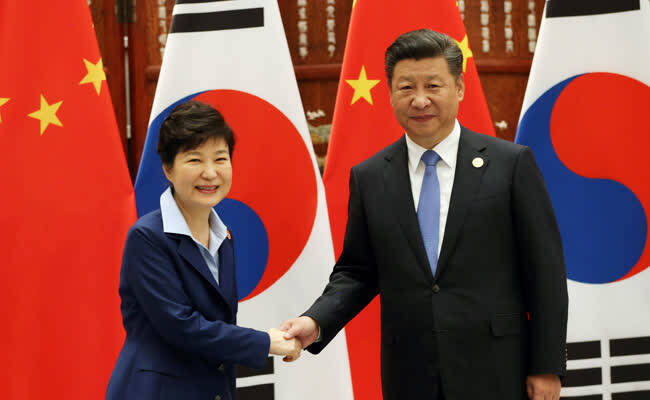 习近平会见朴槿惠画面