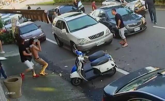 男子酒后与人冲突 被人追杀到家