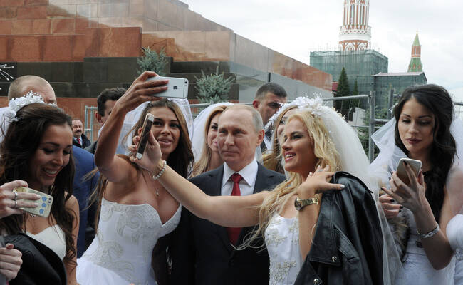 莫斯科举行庆祝活动 普京被美女围拍