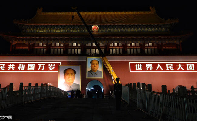天安门城楼深夜更换毛泽东像画面