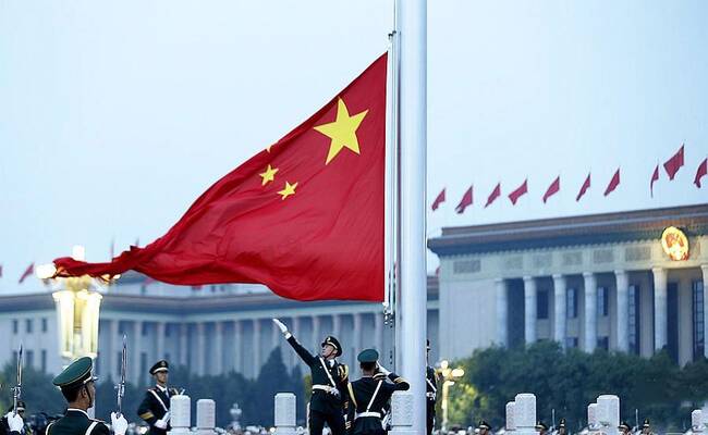 十一凌晨天安门广场排队等待升旗的游客