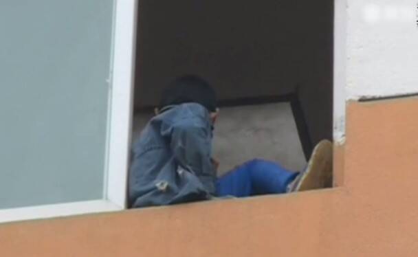 男孩劝父母复婚失败 坐窗边企图跳楼自杀