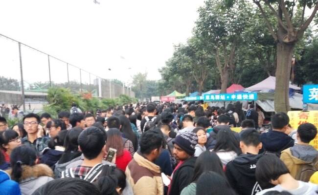 四川一大学取快递现场