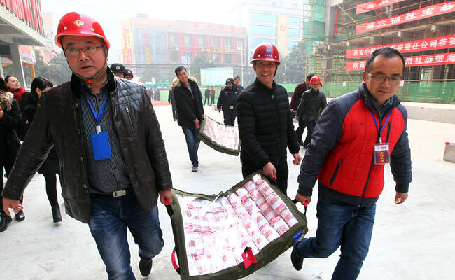 建设工地发放1200万工资现场