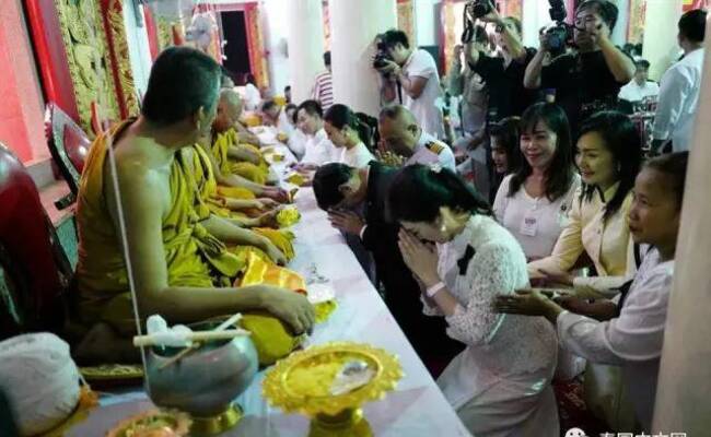 英拉现身寺庙布施 被民众围拥