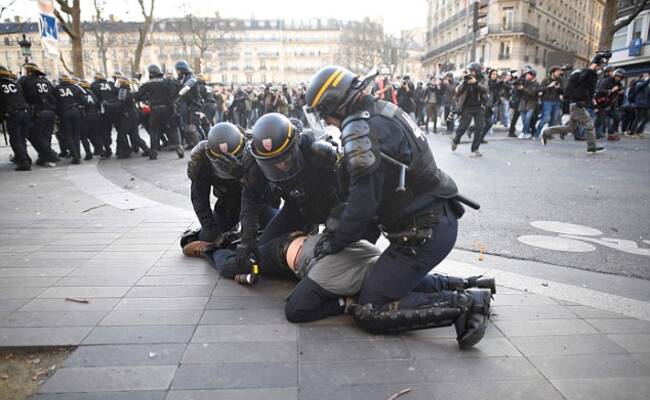 法国民众持续抗议警察暴力