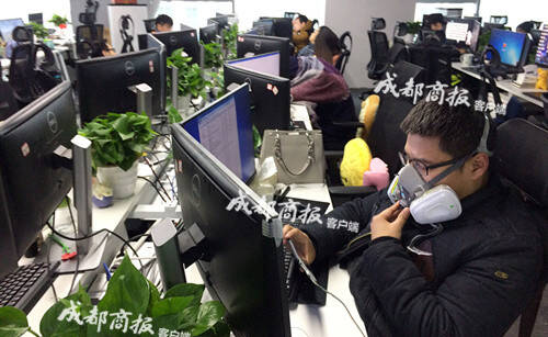 四川一科技公司员工戴防毒面具上班