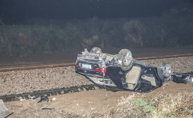 福建一轿车被火车拦腰撞飞 2死1伤