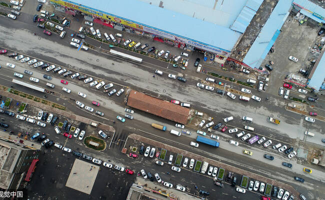 一个钉子户让马路成了停车场