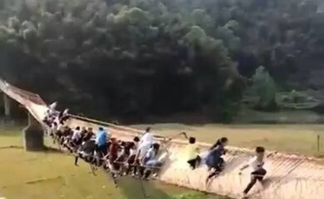 五一游客量过大 景区吊桥松动20名游客险坠桥