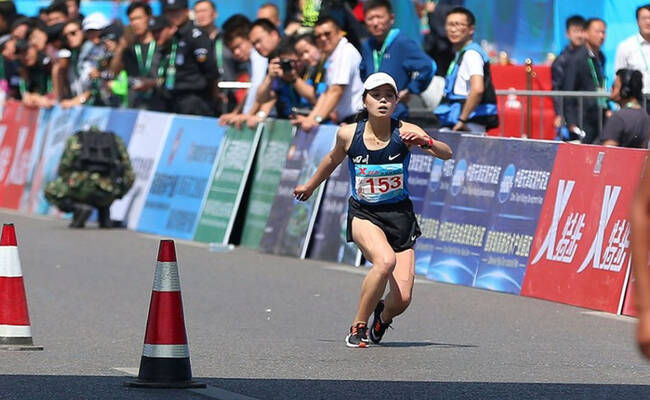 马拉松女选手体力透支瞬间 