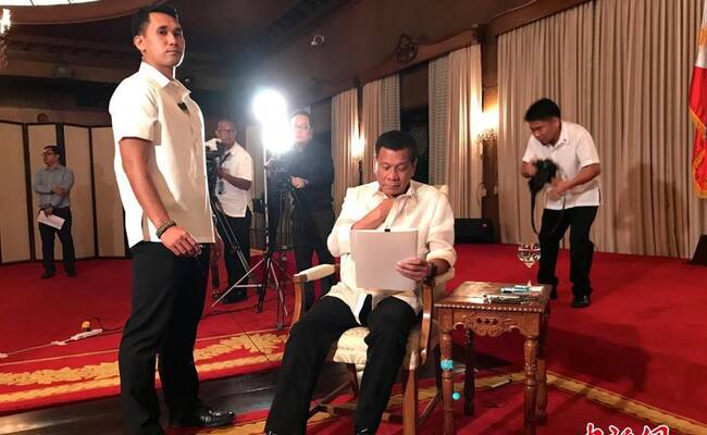 杜特尔特接受中国媒体采访谈“一带一路”画面