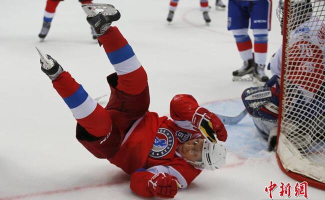普京冰球场上全情投入 不惧摔倒