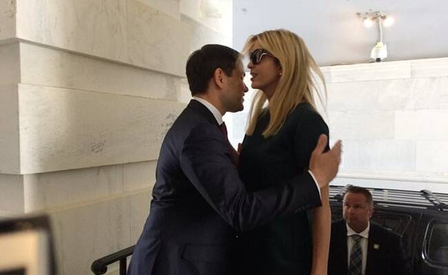 伊万卡遭遇“尴尬拥抱” 回应：假新闻