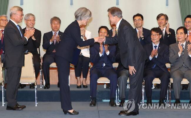 文在寅在会见特朗普前 任命首位韩国女外长