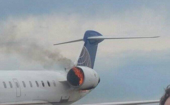 美联航客机引擎冒火燃烧