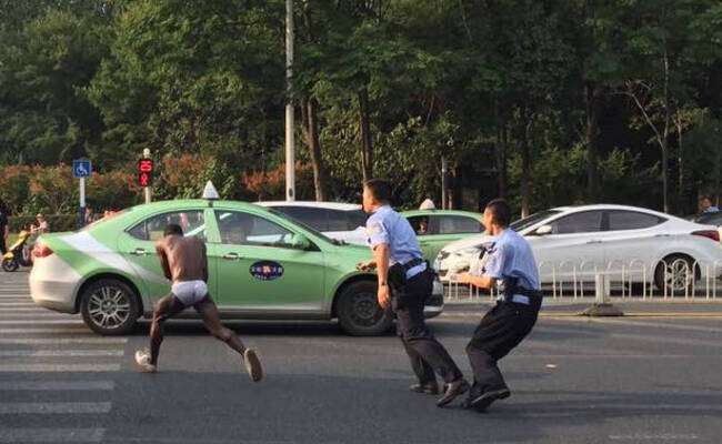 黑人男子安徽寻衅滋事 伤人后被警察拘捕