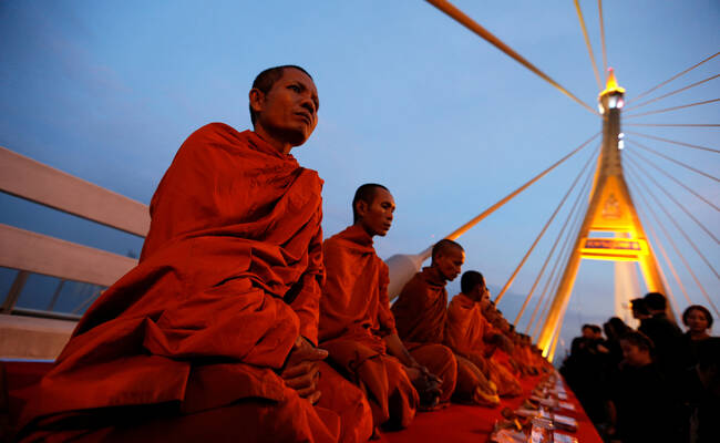 泰国民众纪念普密蓬诞辰现场