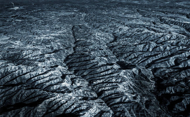 航拍雪中的山西山川