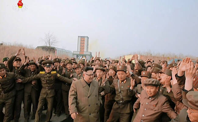 金正恩参观新型火箭发动机地上点火试验  