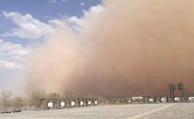 内蒙古遭遇沙尘暴 “沙墙”高达百米席卷而来