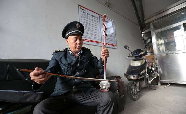 六旬老人家有五套房 当保安找个乐